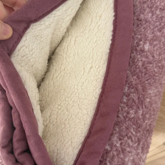 Columbia Plush Sherpa Throw Wine Blanket - Picture 5 of 7